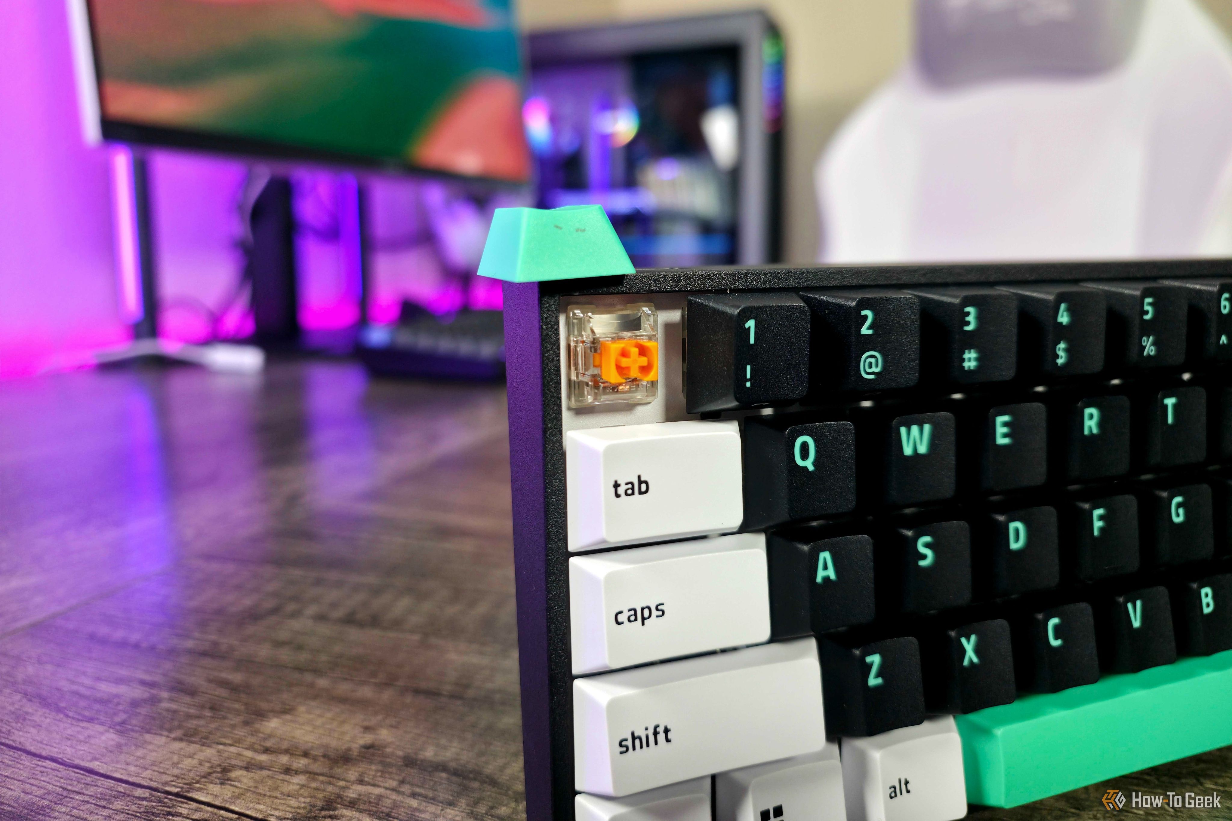 Razer Reclusa X Mini 65% в трехцветном корпусе на столе
