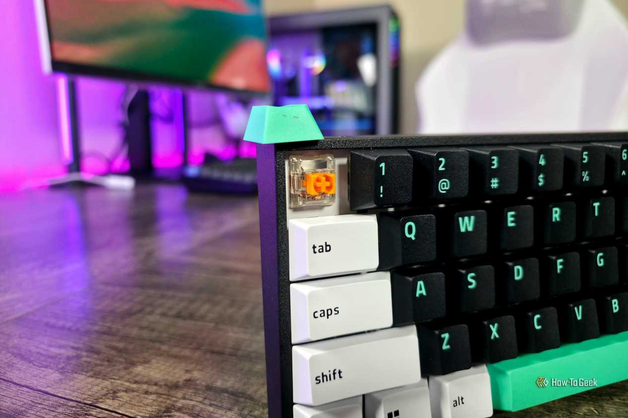 Обзор Razer Reclusa X Mini: доступная механическая клавиатура для геймеров и энтузиастов Razer Reclusa X Mini 65% в трехцветном корпусе на столе