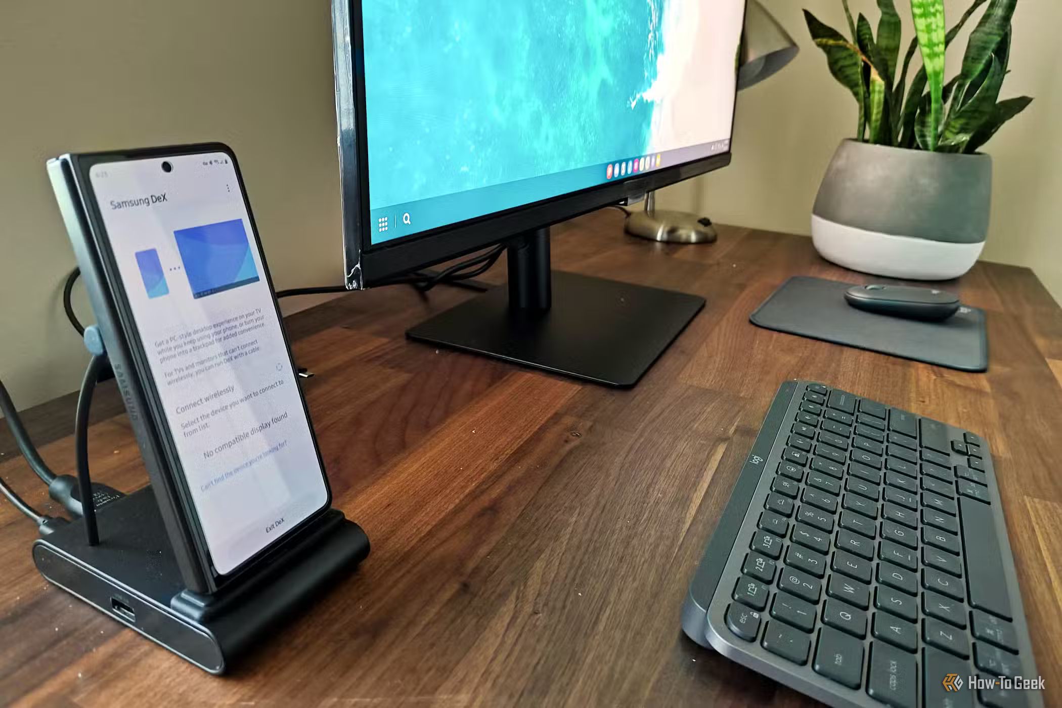 Samsung Galaxy Z Fold 5 in DeX dock.-3