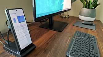 Samsung Galaxy Z Fold 5 in DeX dock.-3