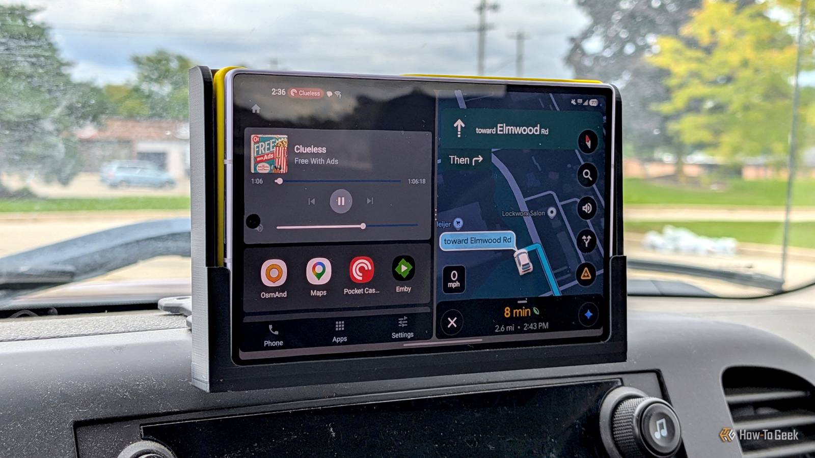Split screen apps on phone screen in car 2