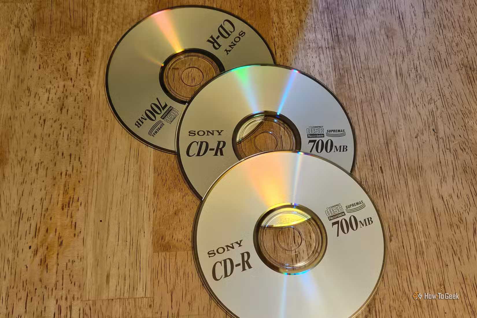 3 枚の空白のラベルのない 700MB CD-R がテーブルの上に置かれています。