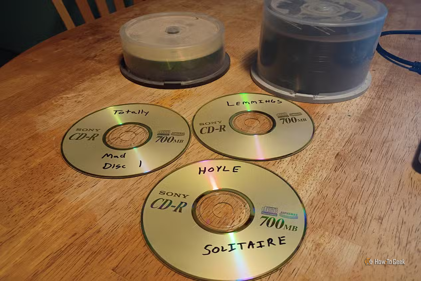 「Hoyle Solitaire」、「Lemmings」、「Totally MAD Disc 1」と書かれたラベルが印刷された 3 枚の CD-R。