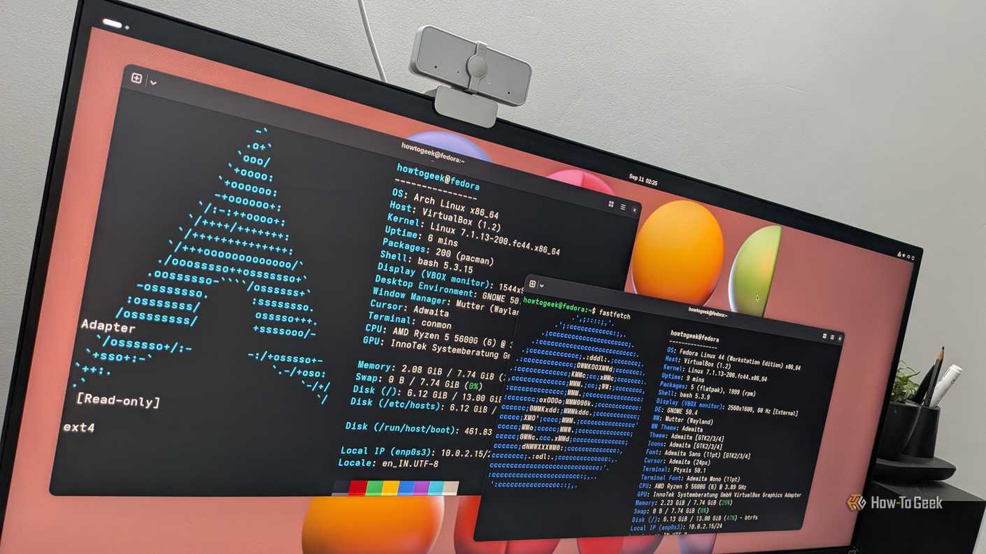 Сравнение параметров Fedora и Arch Linux Два терминала Linux с выводом данных Fedora и Arch Linux