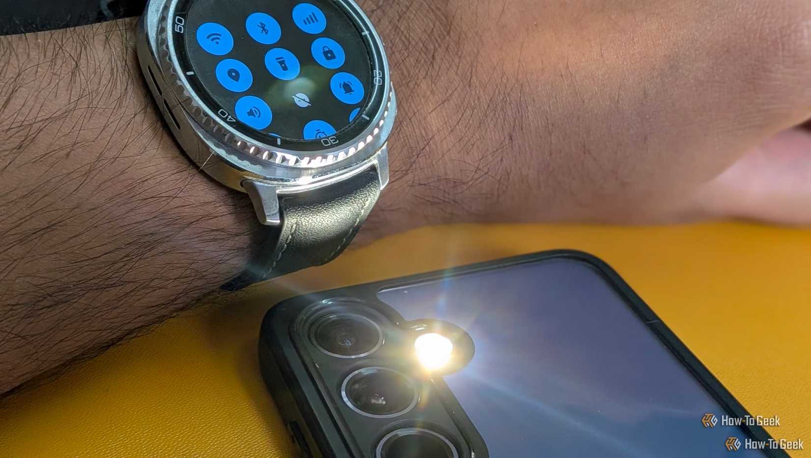時計の SimpleWear フラッシュライトの切り替えを使用して、ペアリングされた携帯電話のカメラのフラッシュをオンにします。