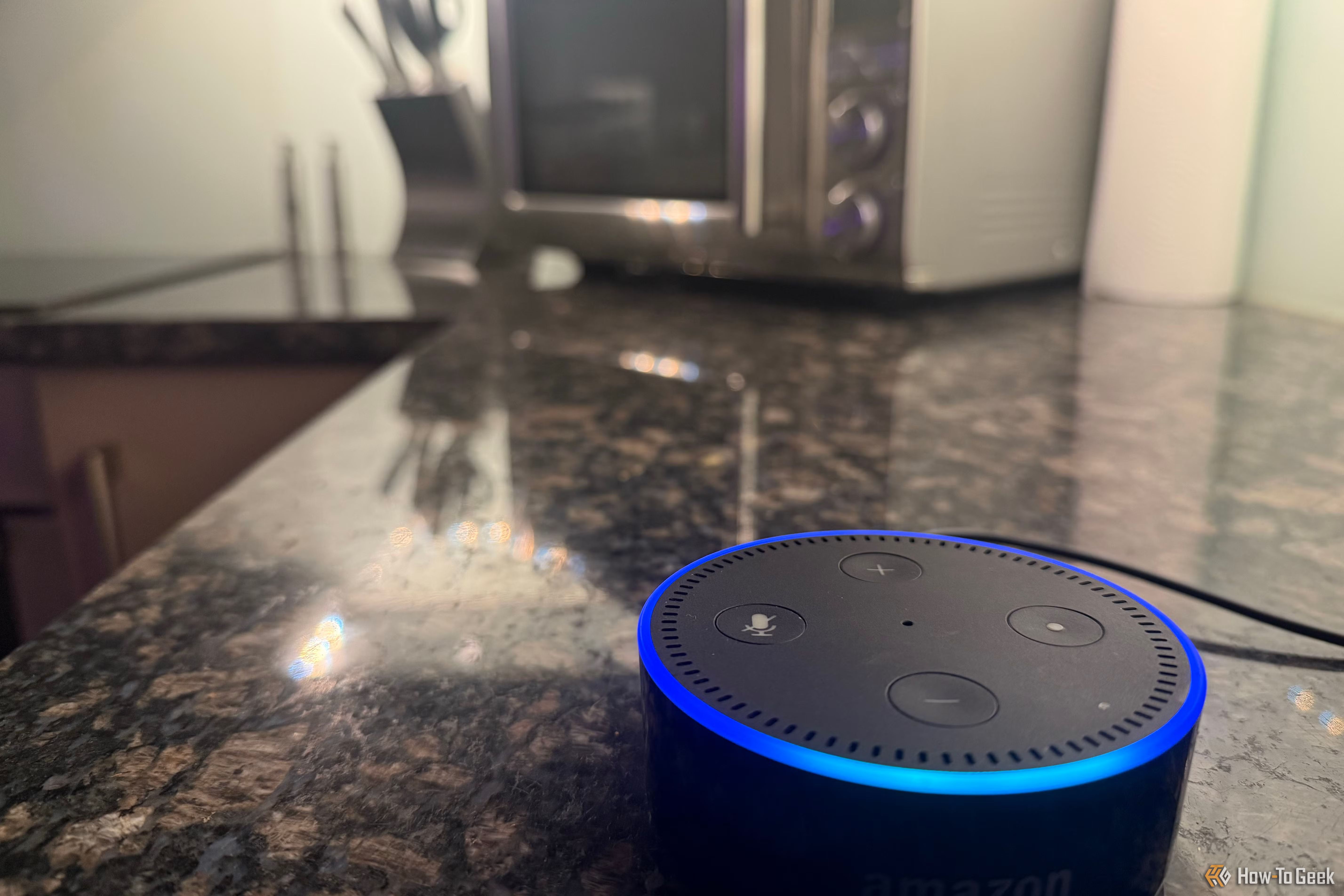 Умная колонка Amazon Echo Dot на кухонном столе