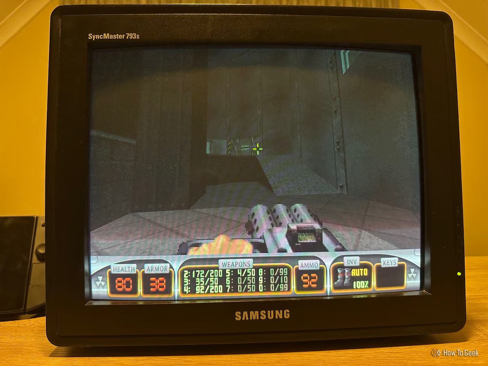 Duke Nukem на мониторе с электронно-лучевой трубкой