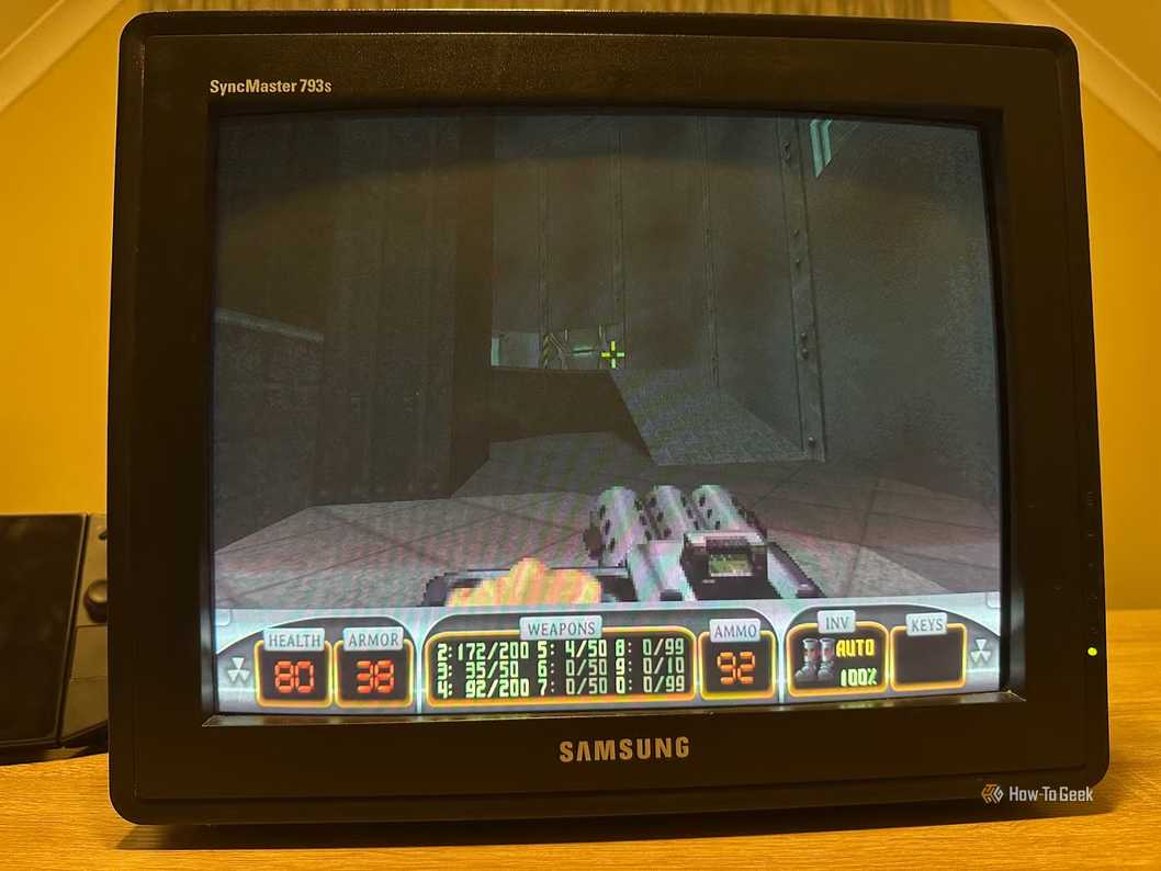 Duke Nukem на CRT-дисплее Duke Nukem на мониторе с электронно-лучевой трубкой