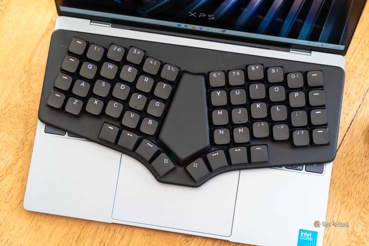 Dygma Sonsei на Dell XPS вид сверху Клавиатура Dygma Sonsei на ноутбуке Dell XPS вид сверху