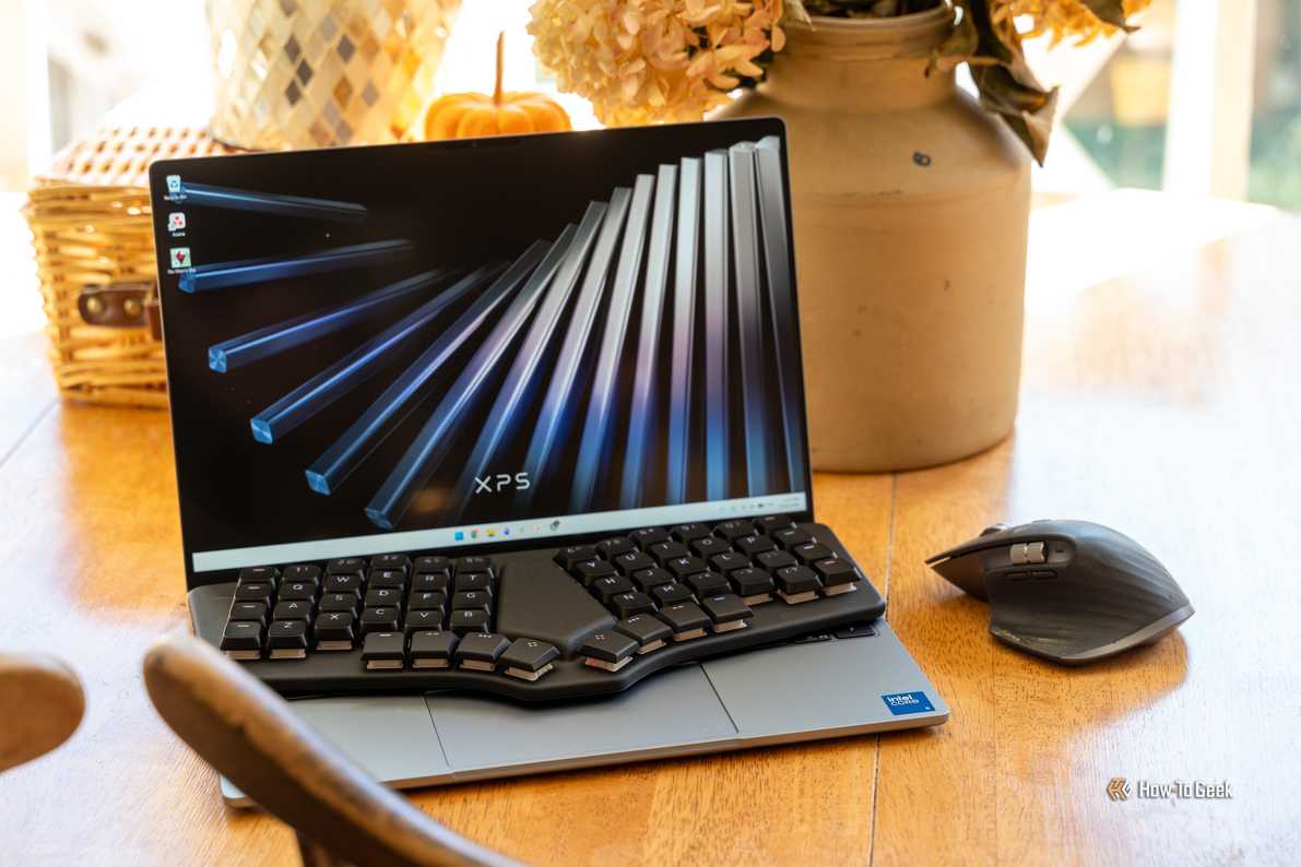 Dygma Sonsei и ноутбук Dell XPS Беспроводная клавиатура Dygma Sonsei рядом с ноутбуком Dell XPS