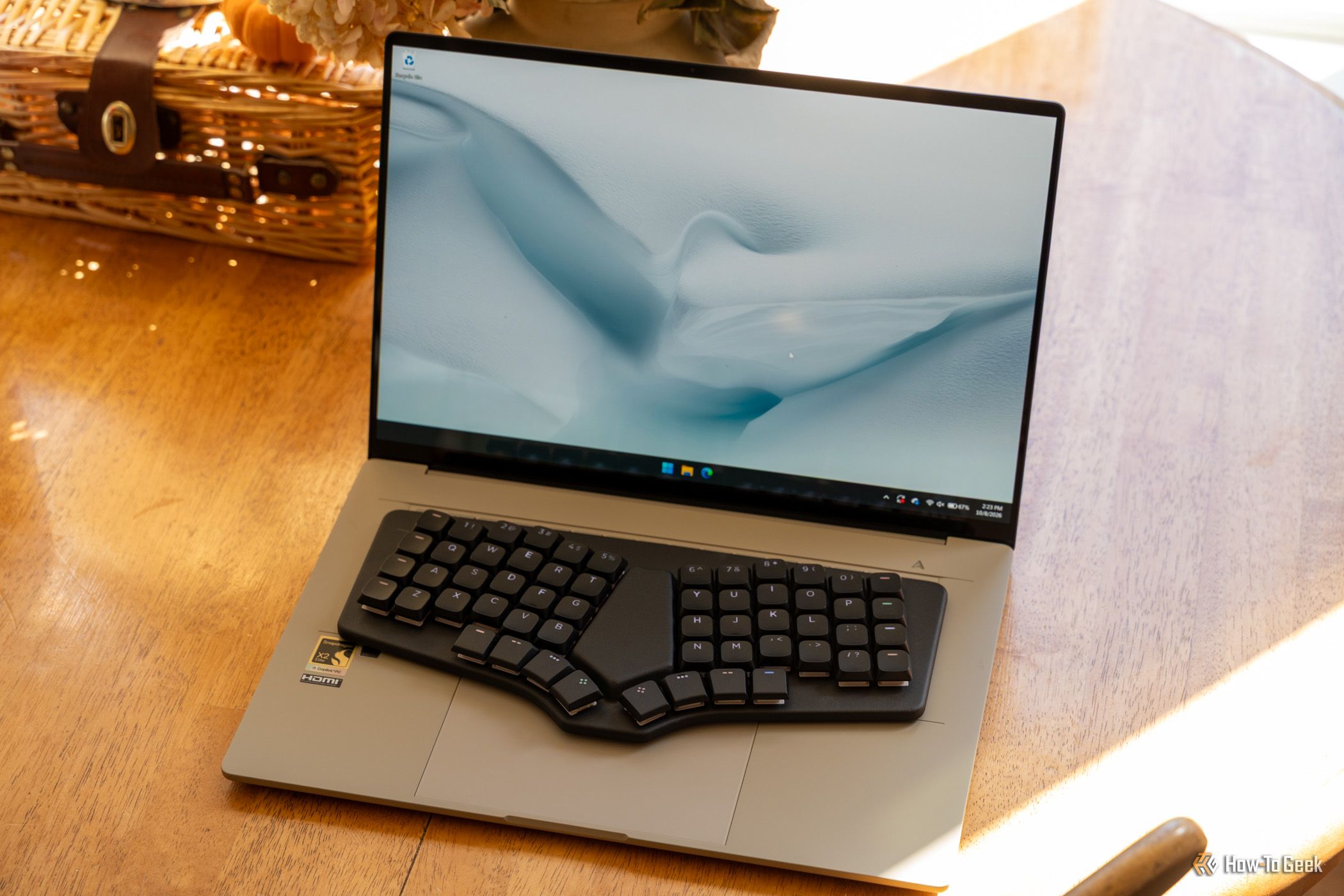 Клавиатура Dygma Sonsei поверх клавиатуры ноутбука на базе Windows