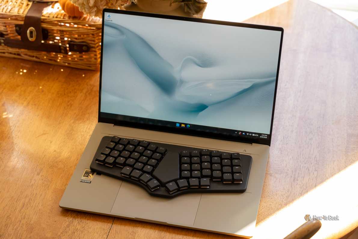 Dygma Sonsei на ноутбуке Windows Клавиатура Dygma Sonsei поверх клавиатуры ноутбука на базе Windows