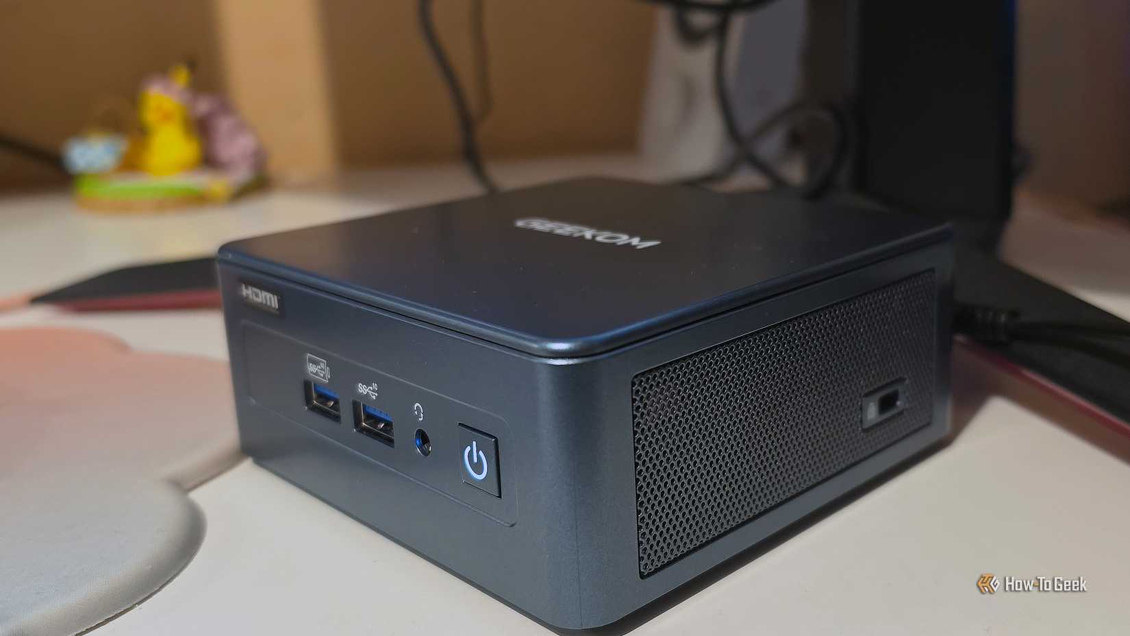 geekom-desk-side