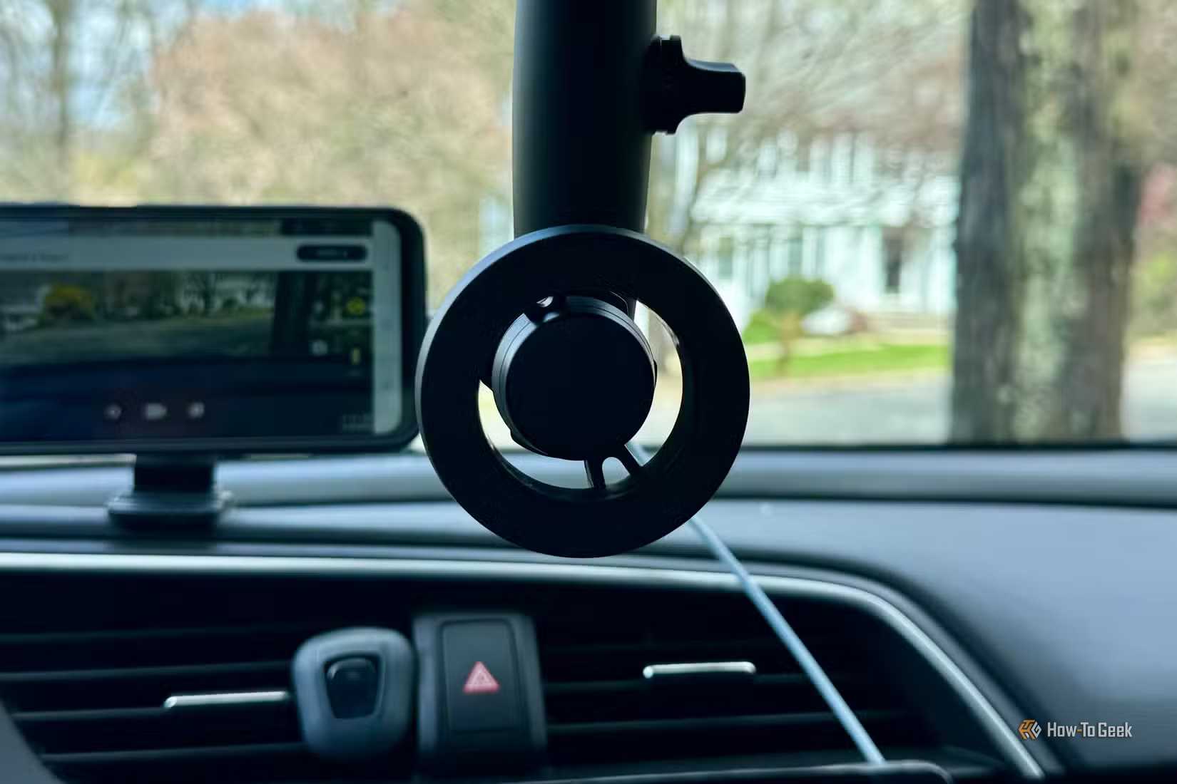 車のバックミラーに吊り下げるように設計された磁気式携帯電話ホルダー。