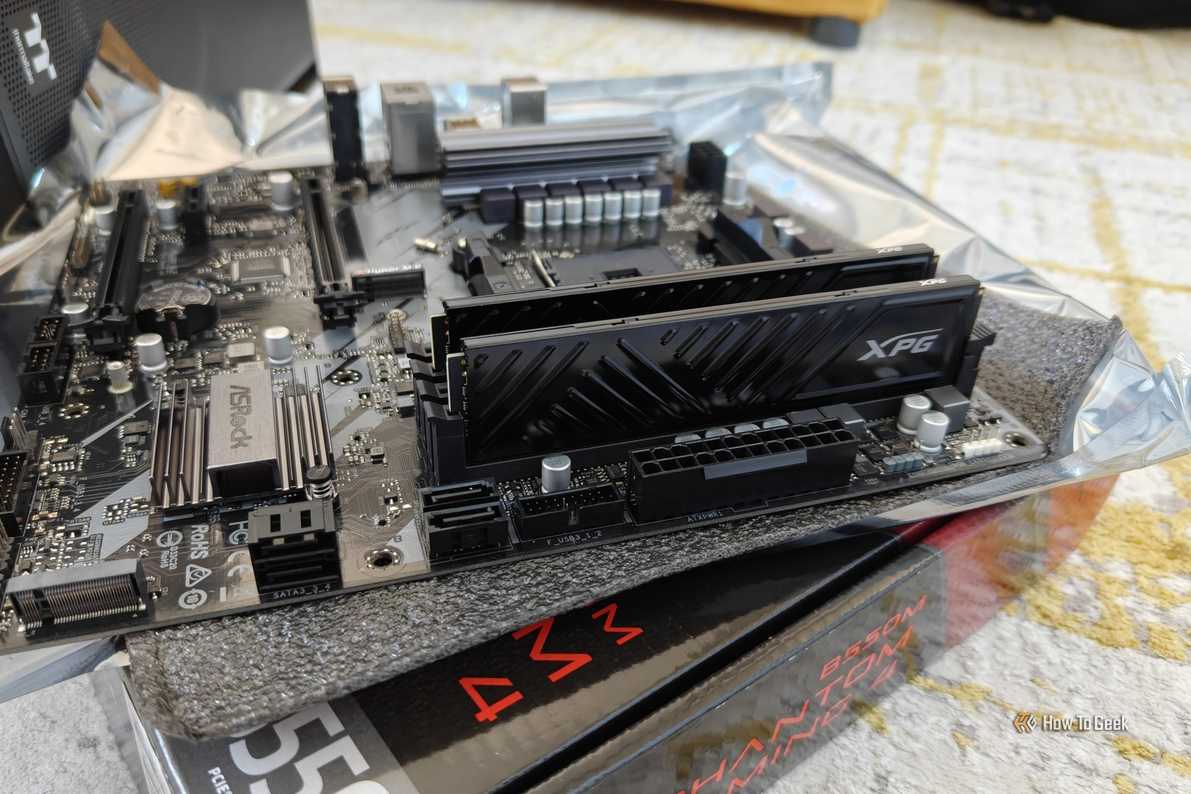 Установка ОЗУ DDR5 в материнскую плату Планки оперативной памяти DDR5 установлены в слоты материнской платы