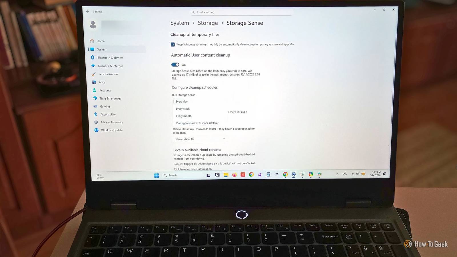 Настройка Storage Sense на ноутбуке Ноутбук с открытыми настройками хранения Windows 11