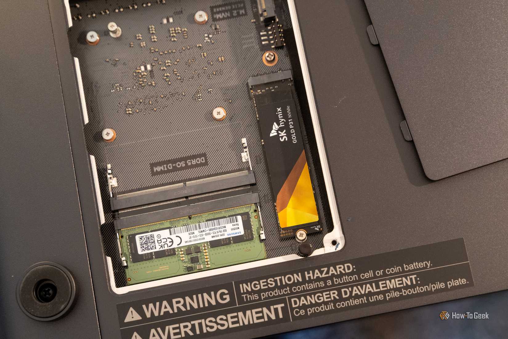 SK hynix Gold P31 NVMe SSD installed beside the Samsung RAM module in the Ugreen DXP8800 Ultra.